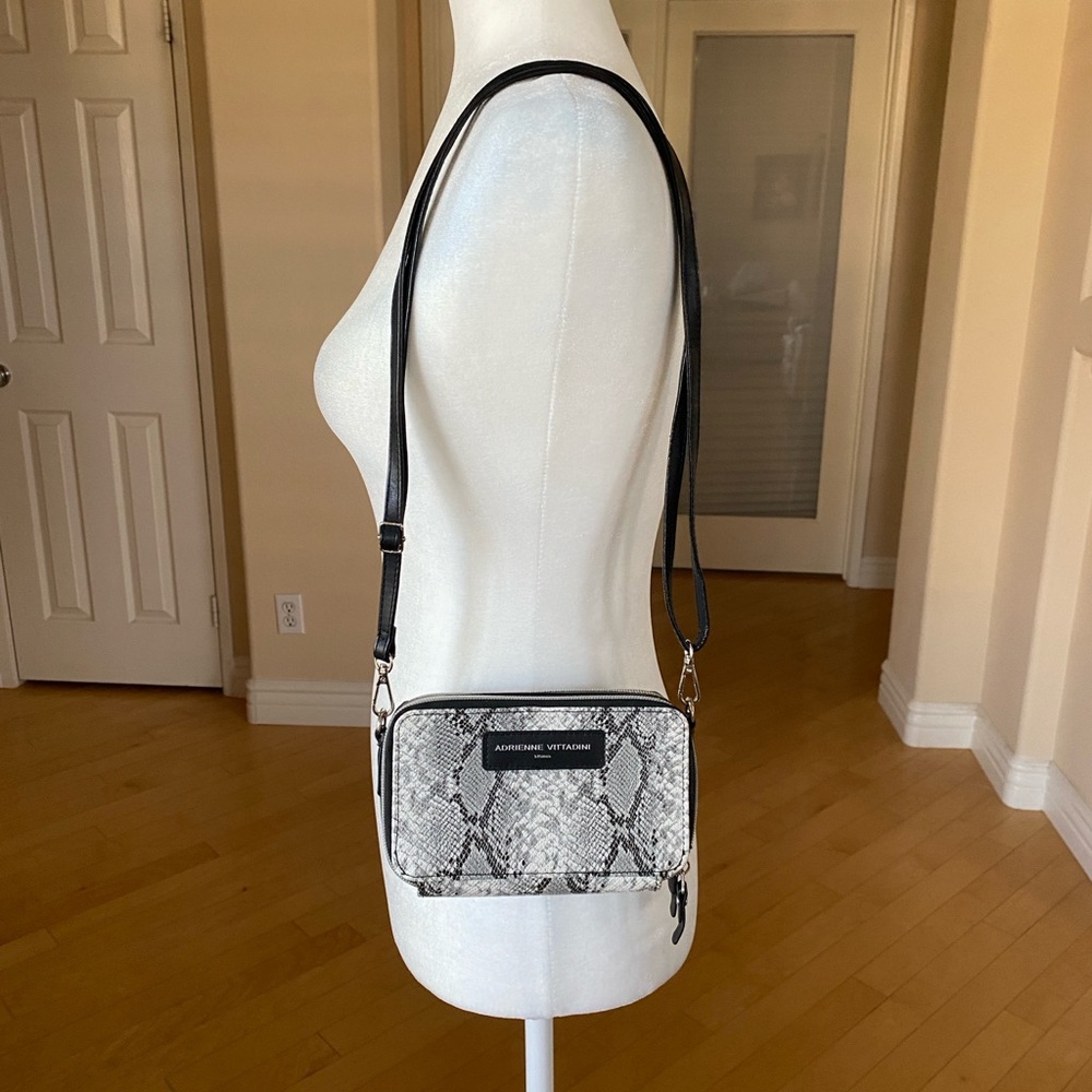 NWT Phone Charging Wallet Black/Gray Crossbody Bag Snakeskin Pattern